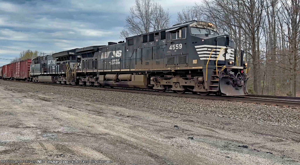 NS 4559 leads a mixer east.